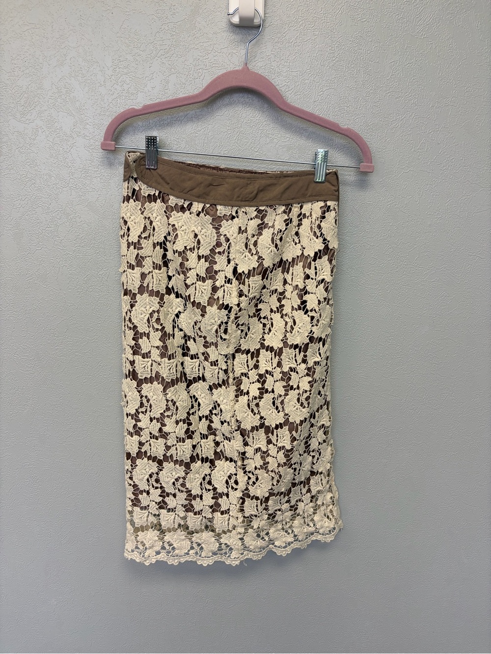 Comme Toi Midi Lace-Overlay Pencil Skirt in Cream and Brown